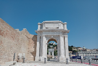 Ancona -  Rimossa al Porto Antico la Torre Faro davanti  alla Porta Clementina